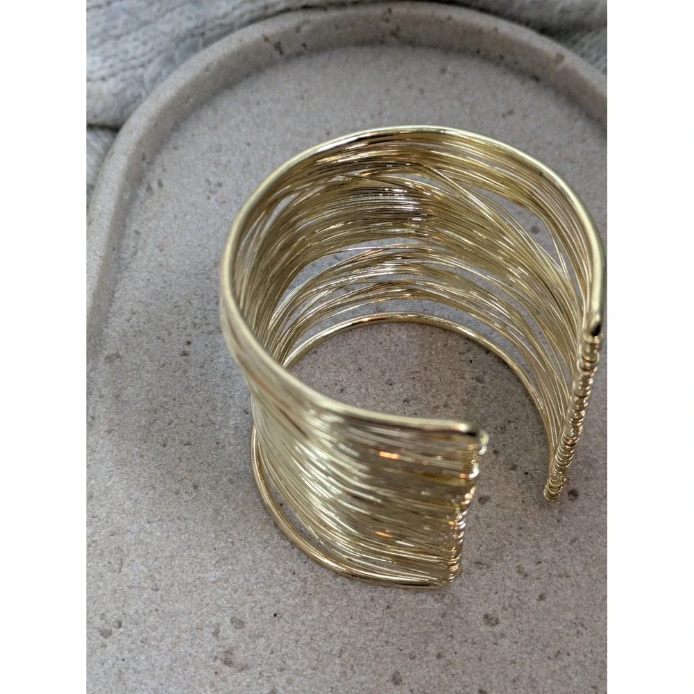 Strand gold tone